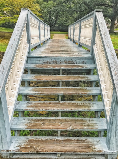 Escaleras que conducen a la estructura construida