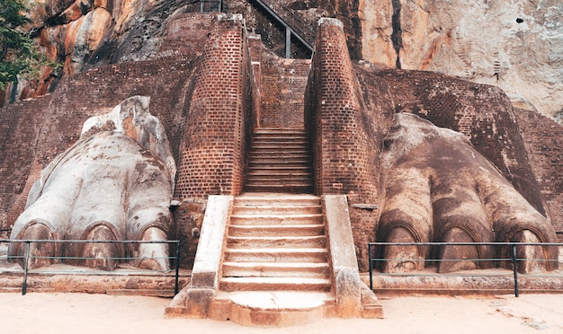 Escaleras en la roca del león