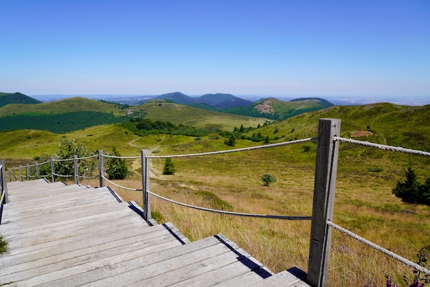 Escaleras sendero de madera en el volcán de las montañas francesas puy de dome