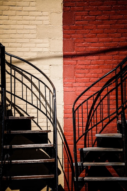 Escaleras simétricas con dos colores diferentes