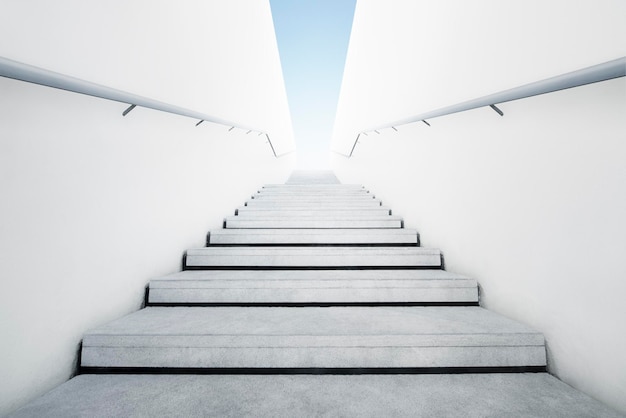 Escaleras desde el subsuelo hacia arriba en un edificio de arquitectura moderna