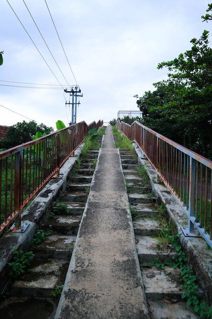 Escaleras sucias abandonadas