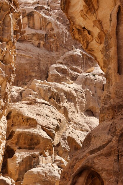 Foto escaleras talladas en roca de piedra arenisca en el sitio arqueológico de little petra, jordania