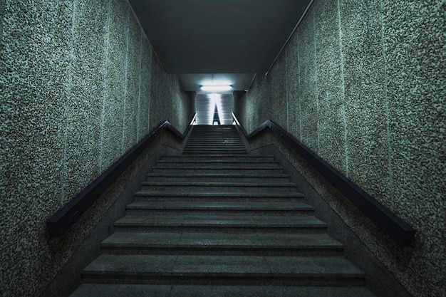 Escaleras vacías en túnel subterráneo