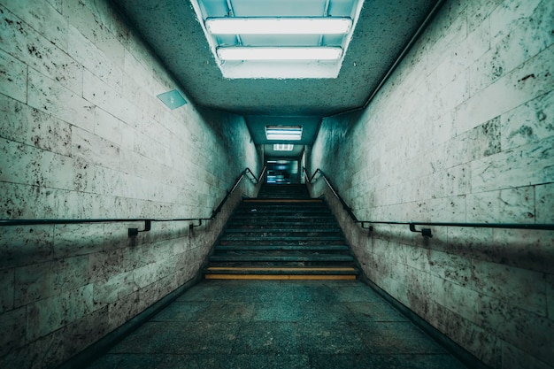 Escaleras vacías en túnel subterráneo