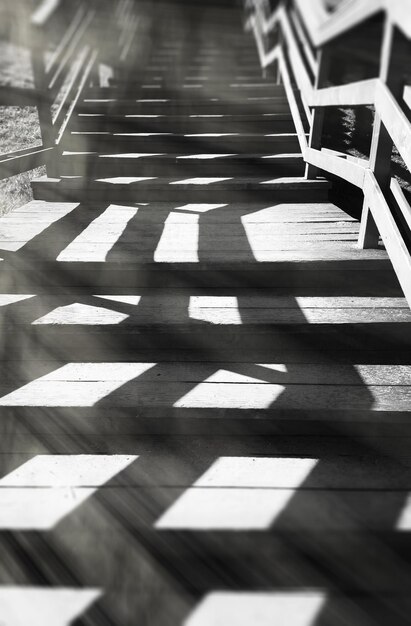 Escaleras verticales en blanco y negro con un fondo claro espectacular