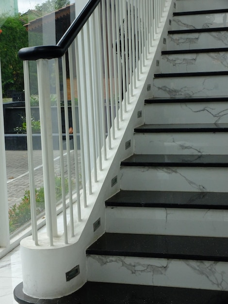 escalones con baldosas de mármol blanco y negro. con asas blancas. elegante diseño de hogar. arquitectura.