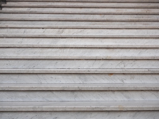 Escalones de escalera de mármol blanco