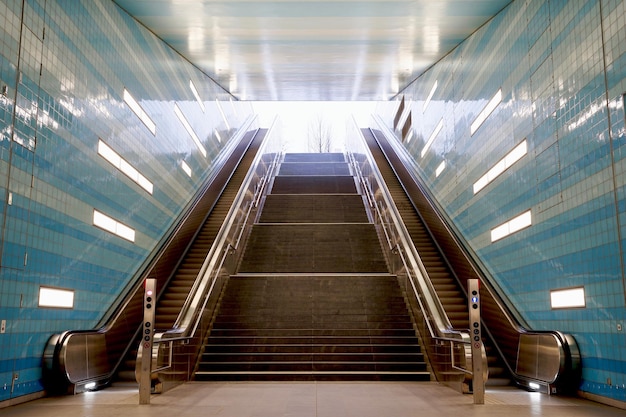 Escalones y escaleras mecánicas vacías en el edificio