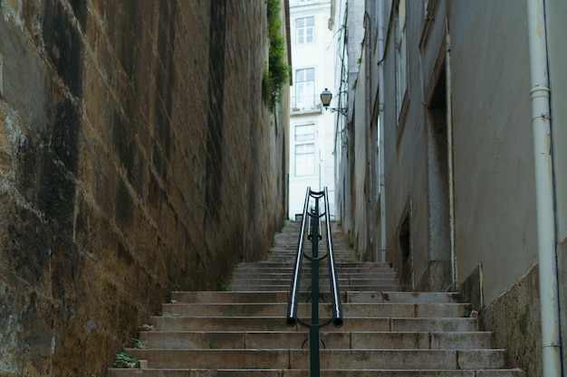 Escalones de piedra de la escalera que sube entre las paredes de los edificios en el casco antiguo Las puertas se abren a las escaleras de la pared