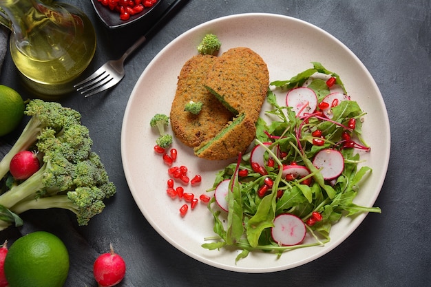 Escalope de brócoli servido con ensalada de granada.