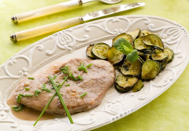 Escalope com molho de vinho branco e abobrinhas salteadas