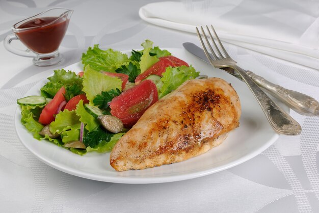 Escalope de pollo tierno con guarnición de verduras