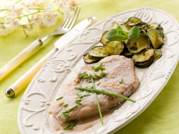 Escalope con salsa de vino blanco y calabacines salteados