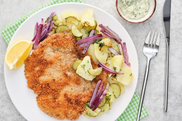 Escalope de Viena con patatas y cebollas.