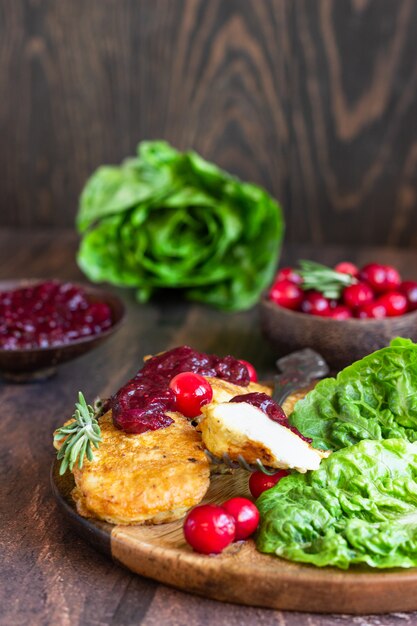 Foto escalope vienés de pollo servido con salsa de arándanos y ensalada verde