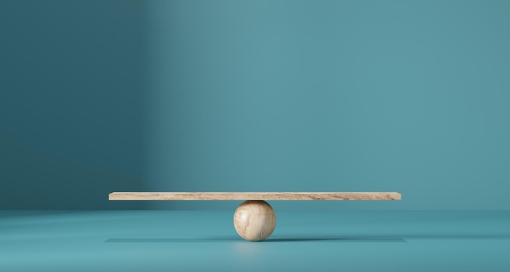 Foto escamas de madera sobre un fondo azul