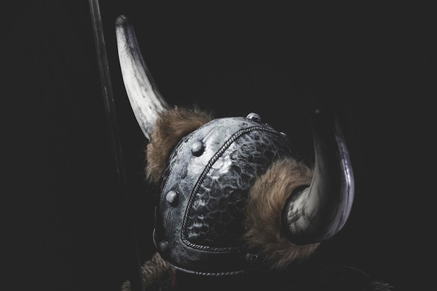 Foto escandinavo, guerrero vikingo con espada de hierro y casco con cuernos