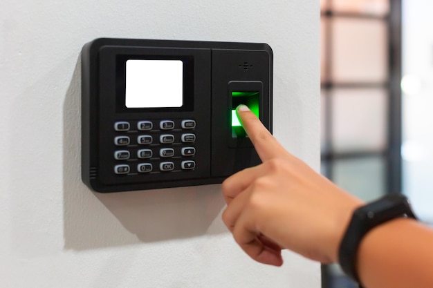 Escanear el dedo para trabajar o abrir la puerta para entrar en la oficina con pantalla blanca Sistema de seguridad de contraseña de huella pulgar Verificación de información clave Privacidad desde la huella del pulgar