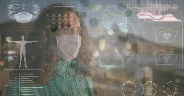 Escaneo corporal sobre mujer caucásica en una ciudad, coronavirus y concepto de tecnología médica
