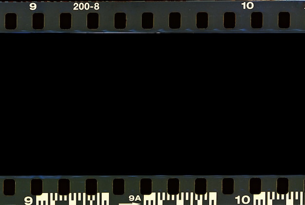 Escaneo de tira de borde de película real y marco de textura antigua y espacio negro aislado.