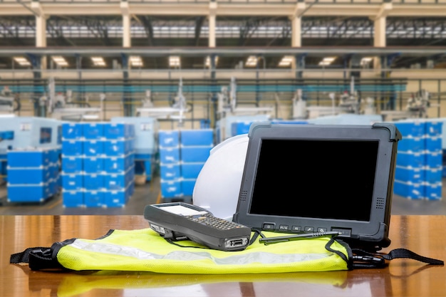 Foto escáner de código de barras bluetooth en frente de almacén moderno en fábrica