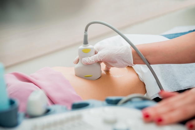 Escáner de ultrasonido en manos de un médico.