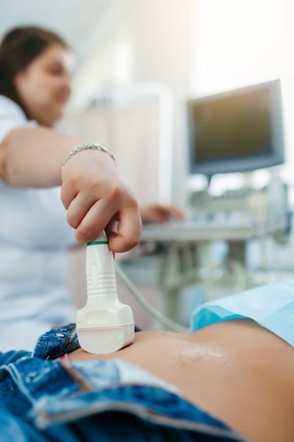 Escáner de ultrasonido en manos de un médico.