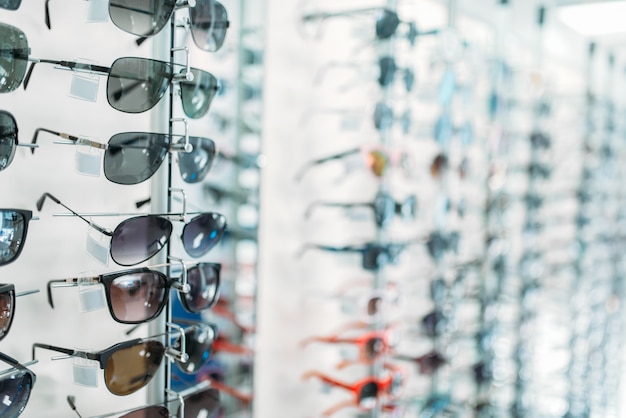 Escaparate de anteojos y gafas de sol en la tienda óptica