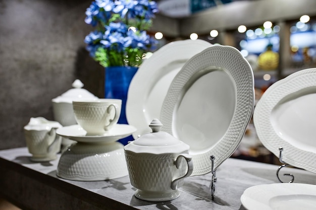 Un escaparate con la colocación de platos de porcelana Bonitos platos de merchandising para restaurantes y hoteles