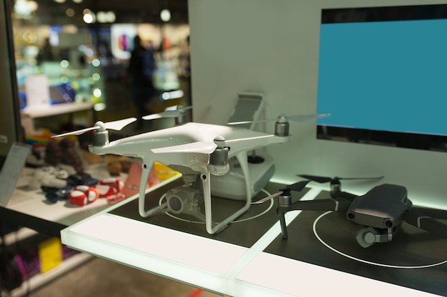 Escaparate con drones en la tienda.