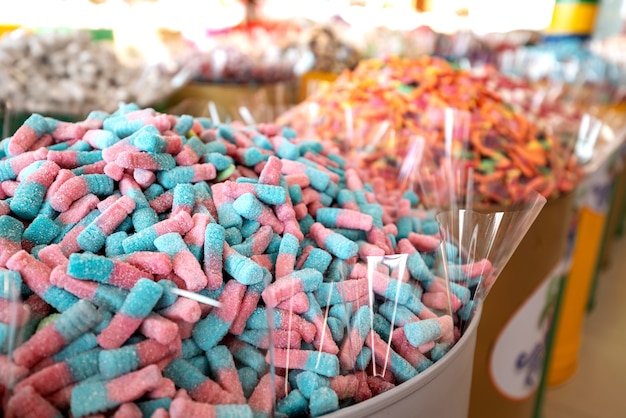 Escaparate con dulces de colores, gomitas y mermelada.