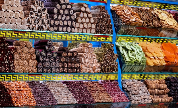 Un escaparate con dulces tradicionales turcos