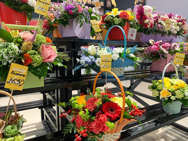 Escaparate en una floristería selección de ramos de flores para la venta al por menor de flores frescas y composiciones florísticas