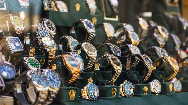 Escaparate con una gran selección de relojes para hombre