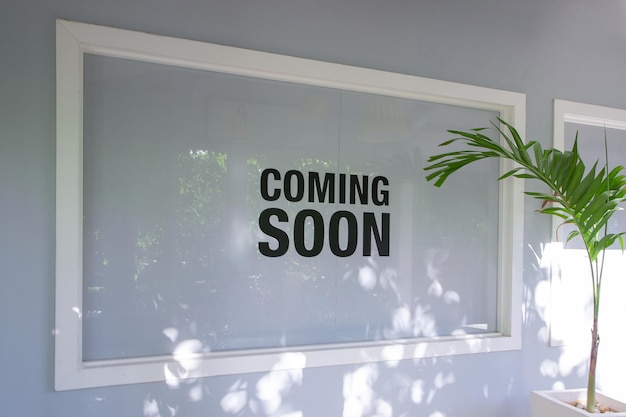 Escaparate con Próximamente Firmar primer plano extremo