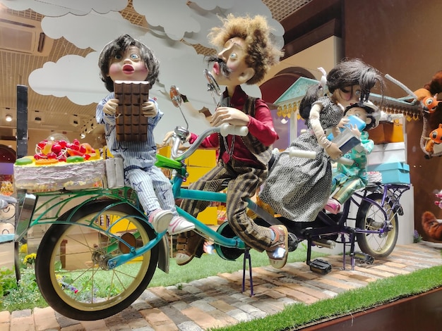 Un escaparate con varias muñecas de dibujos animados en bicicleta en varias poses