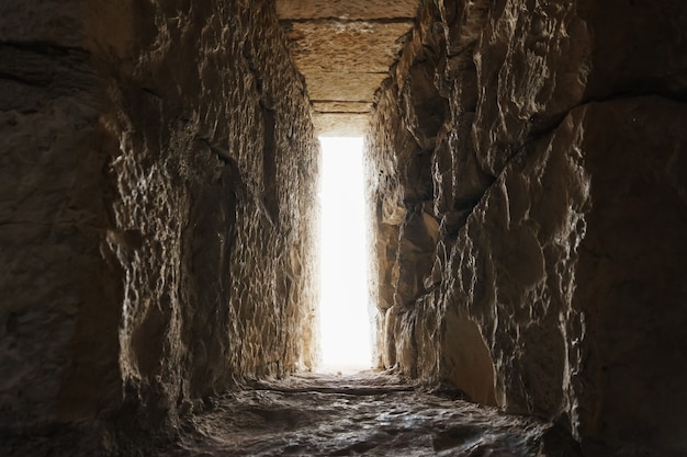 La escapatoria es una abertura estrecha en un parapeto o en muros de piedra defensivos. Enfoque selectivo