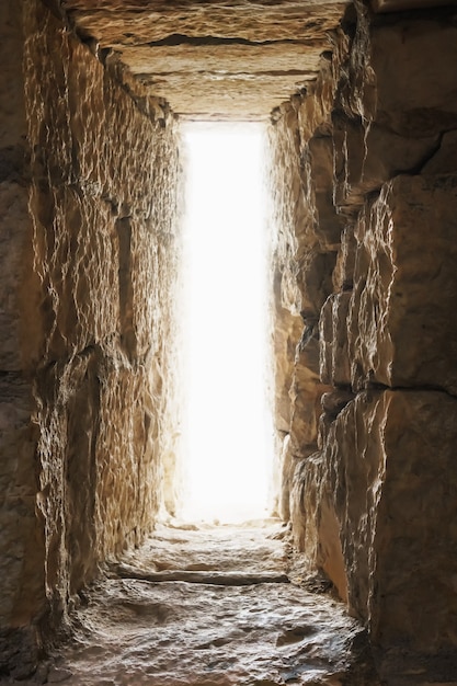 La escapatoria es una abertura estrecha en un parapeto o en muros de piedra defensivos.