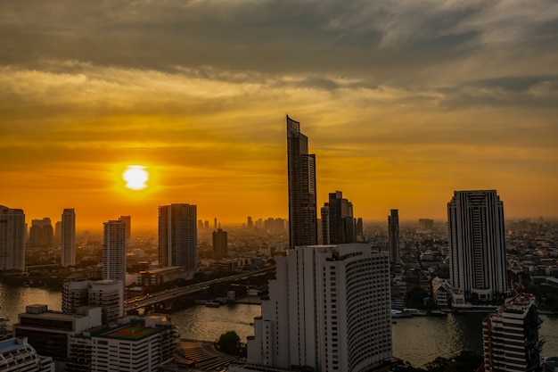 Escape de la ciudad en la orilla del río en Bangkok