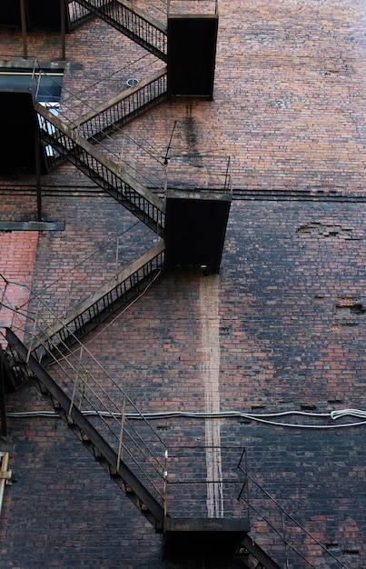 Escape de incendios de metal en la fachada del edificio antiguo