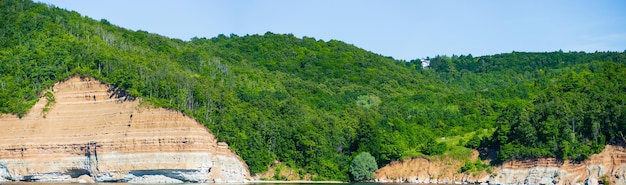 Escápese a la tranquilidad de la naturaleza con un crucero por el río y capture el pintoresco panorama del paisaje sereno