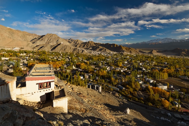 Escapo da cidade de Leh Ladakh com luz solar