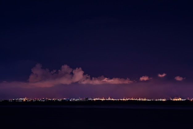 Escapo da cidade no mar a noite com céu crepuscular