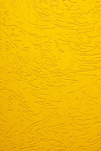 Escarabajo de corteza de textura de yeso decorativo amarillo de cerca.