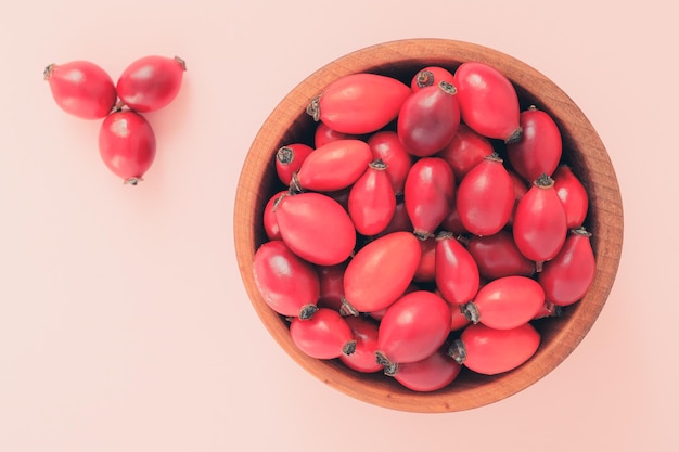 Escaramujos en un tazón de madera Vista superior Bayas de escaramujo frescas