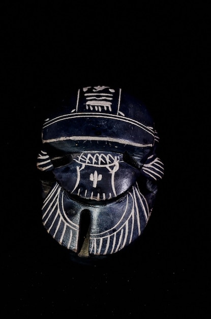 Foto escaravelho egípcio ritual de pedra isolado no fundo preto