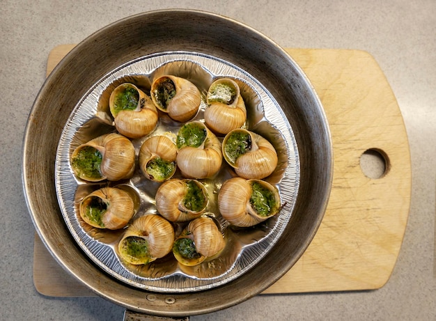 Escargots de Bourgogne caracoles rellenos de hierbas y aceite Un exquisito plato francés de caracoles fritos