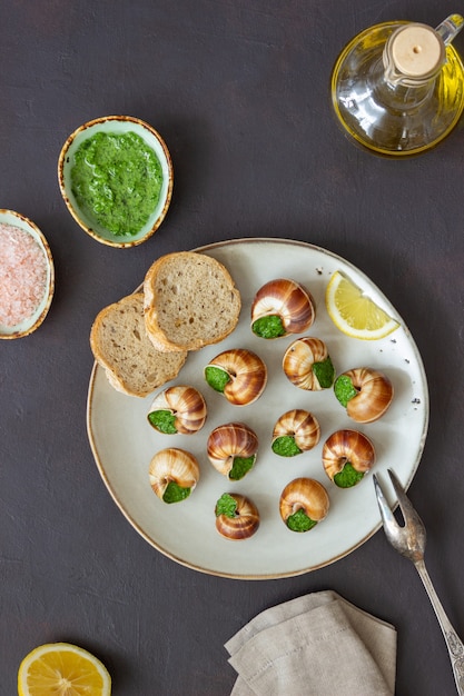 Escargots de Bourgogne. Schnecken mit Kräuterbutter. Gesundes Essen. Französisches Essen.