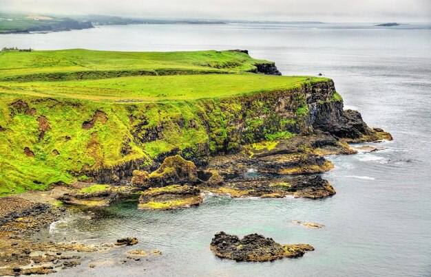 Foto la escarpada costa de la isla de irlanda cerca de ballintoy